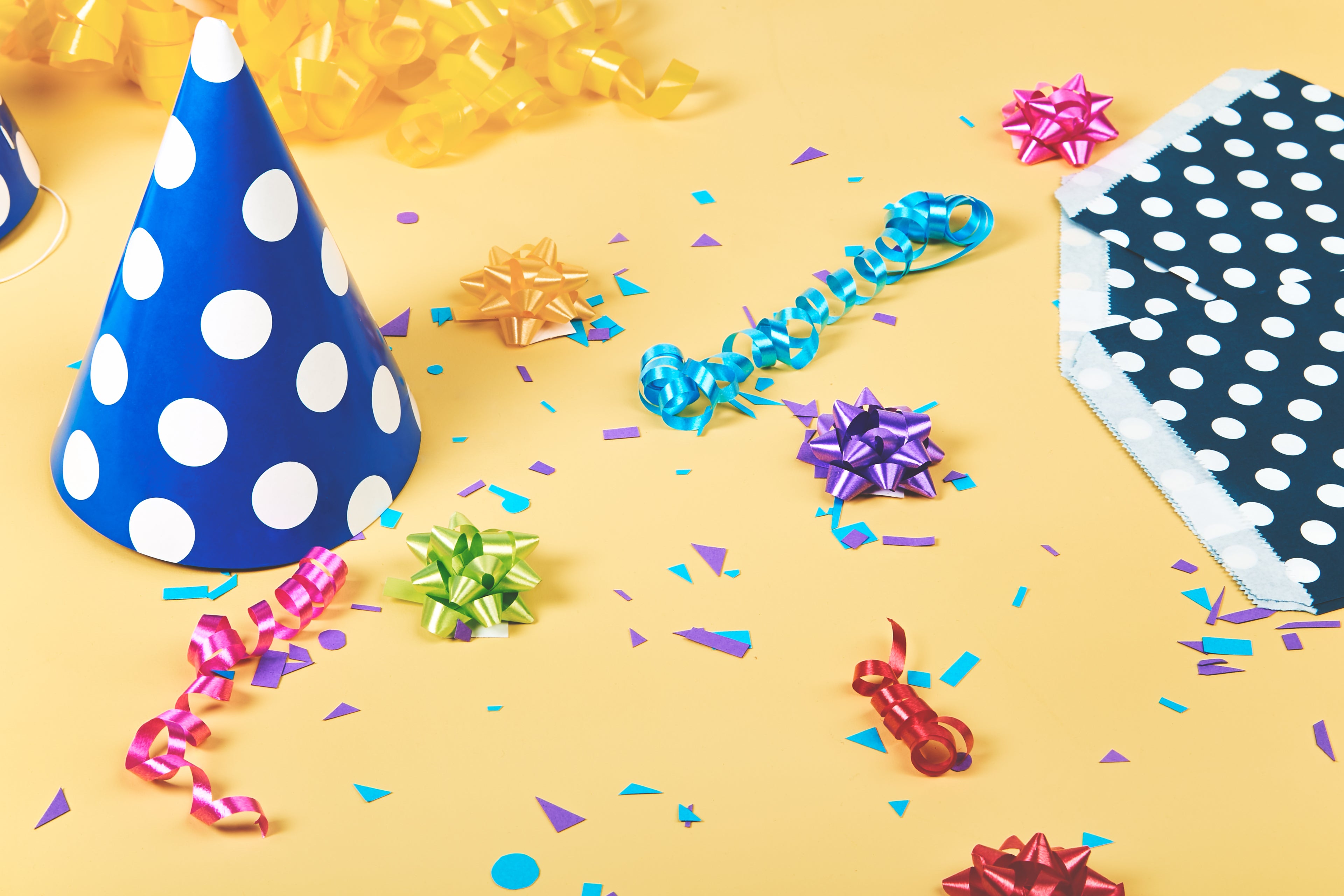 blar partyhattur med hvitum punktum og confetti a gulum bakgrunni barnapartý afmaeli skraut hattar kids birthday